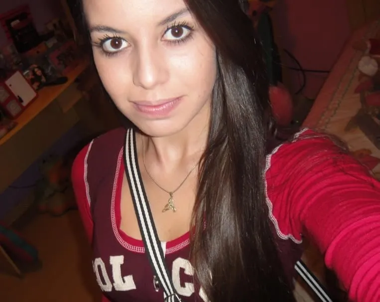 Yasmine, 22 ans — rencontre libertine à Caluire-et-Cuire